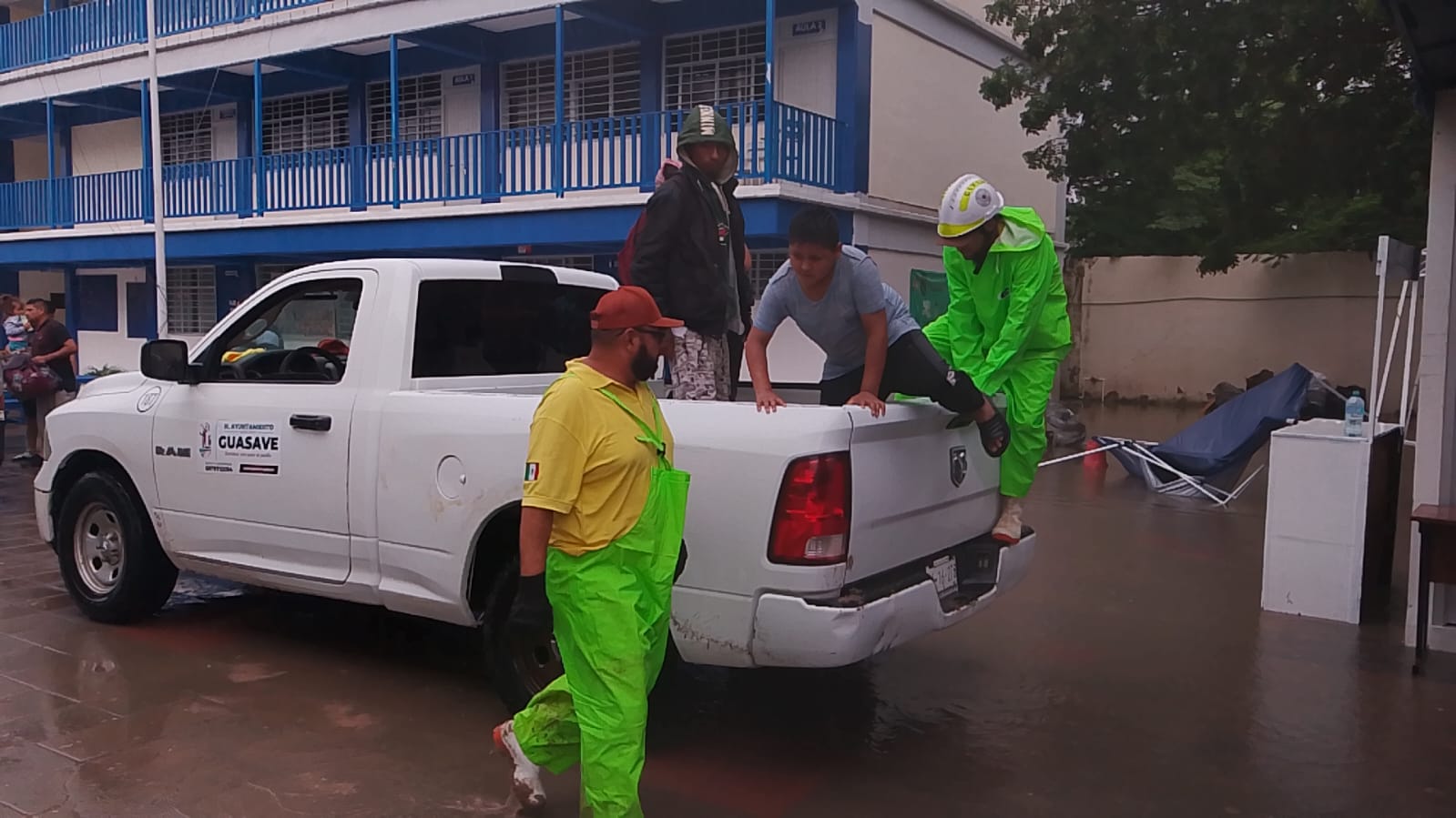 Llegan damnificados por lluvias a albergue en la prepa UAS en Ruiz Cortines, Guasave