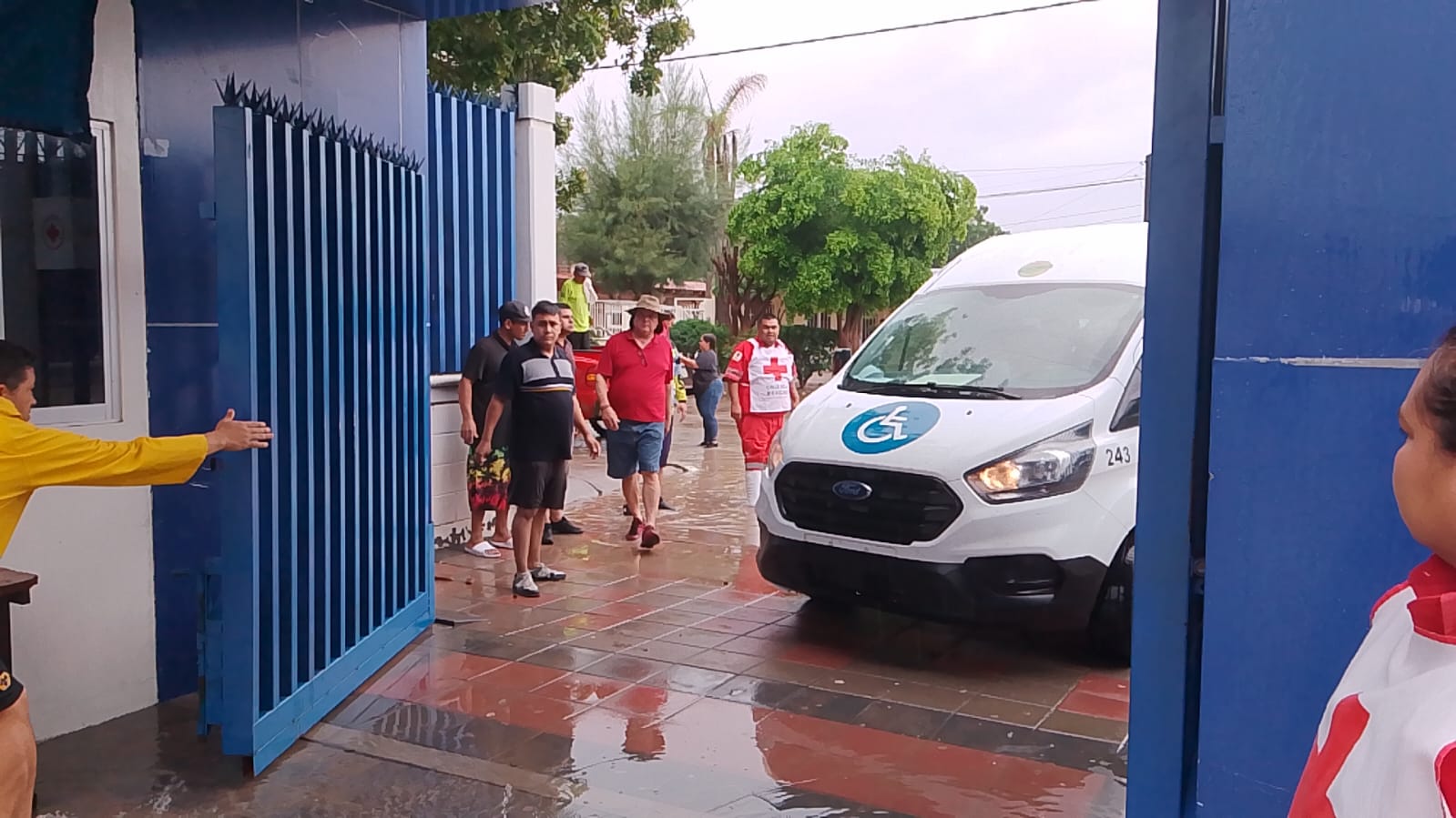 Llegan damnificados por lluvias a albergue en la prepa UAS en Ruiz Cortines, Guasave