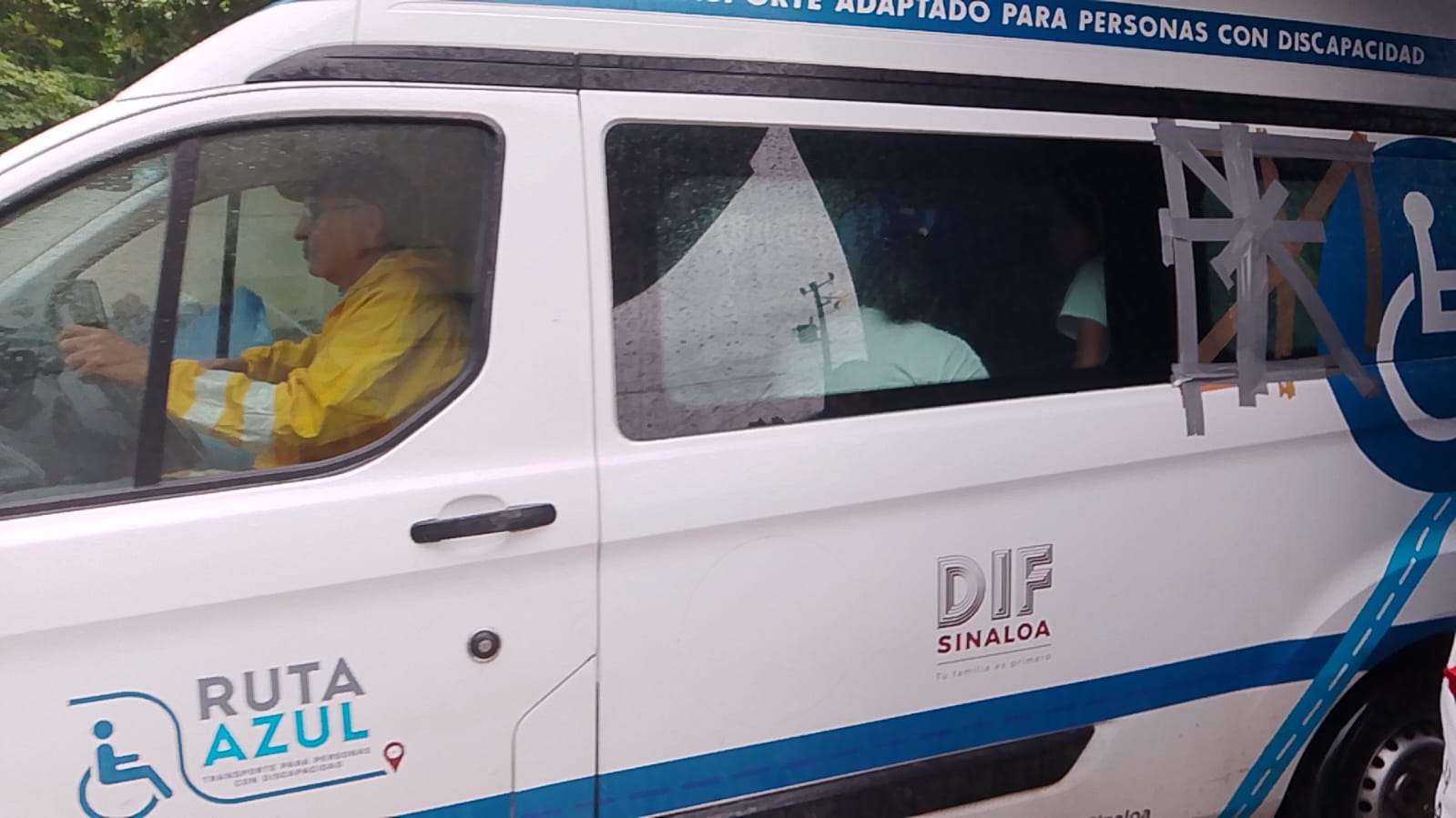 Llegan damnificados por lluvias a albergue en la prepa UAS en Ruiz Cortines, Guasave
