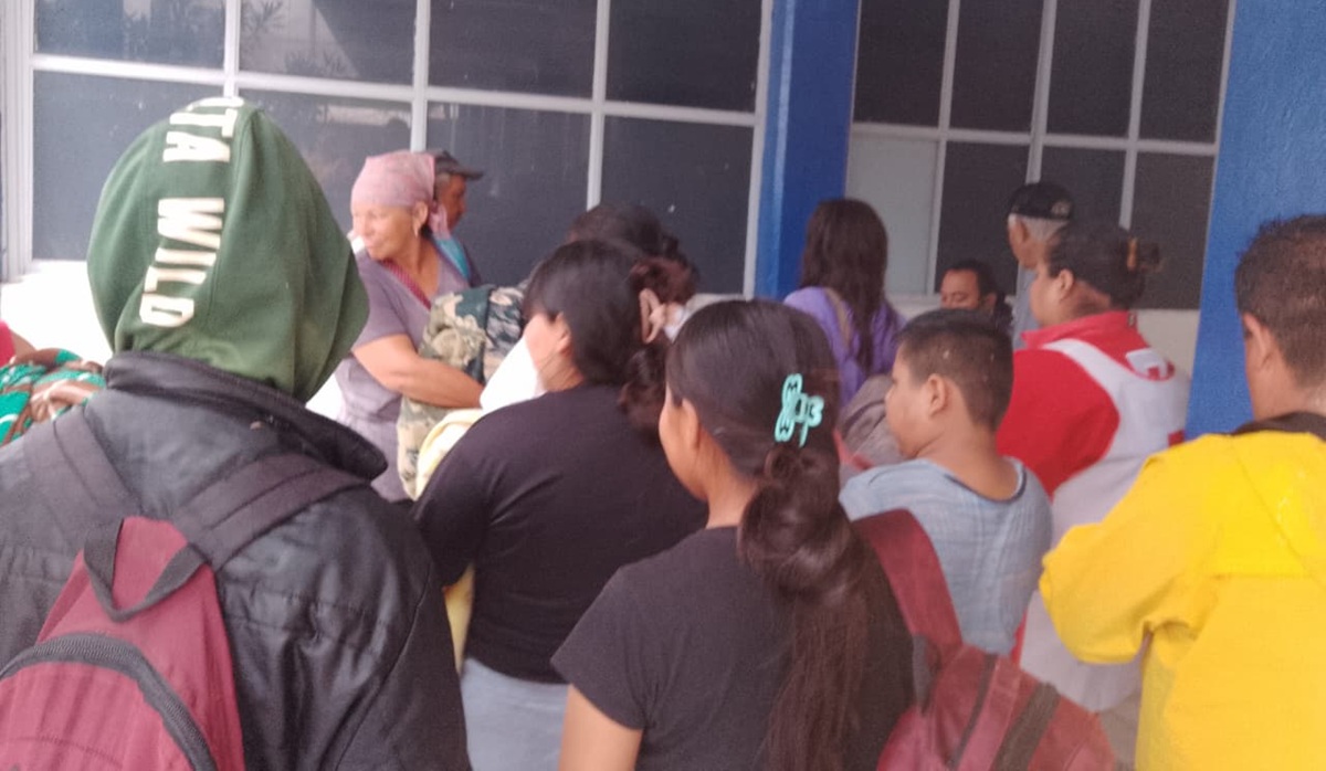 Llegan damnificados por lluvias a albergue en la prepa UAS en Ruiz Cortines, Guasave