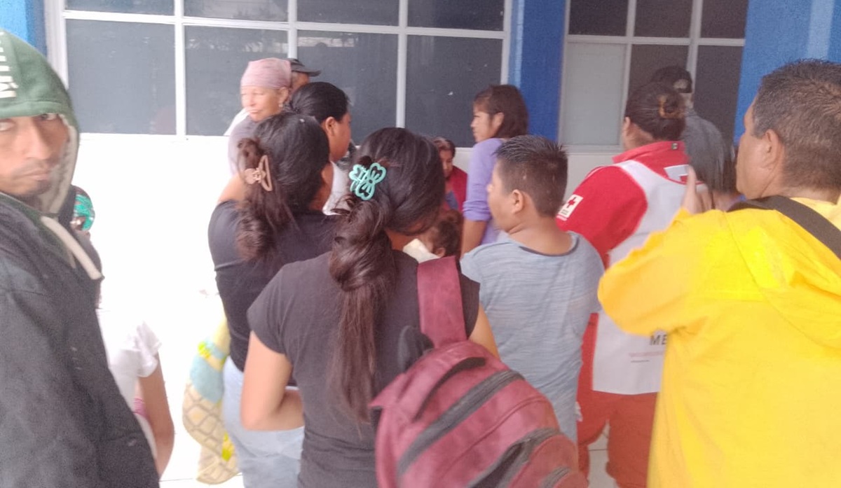 Llegan damnificados por lluvias a albergue en la prepa UAS en Ruiz Cortines, Guasave
