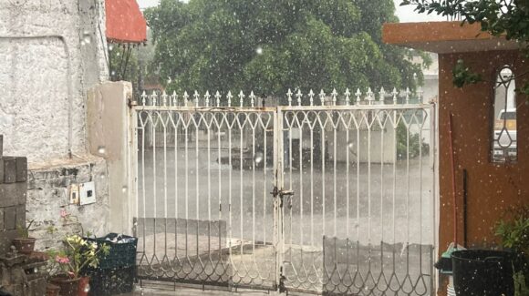 Fuerte lluvia cae sobre el municipio de Guasave