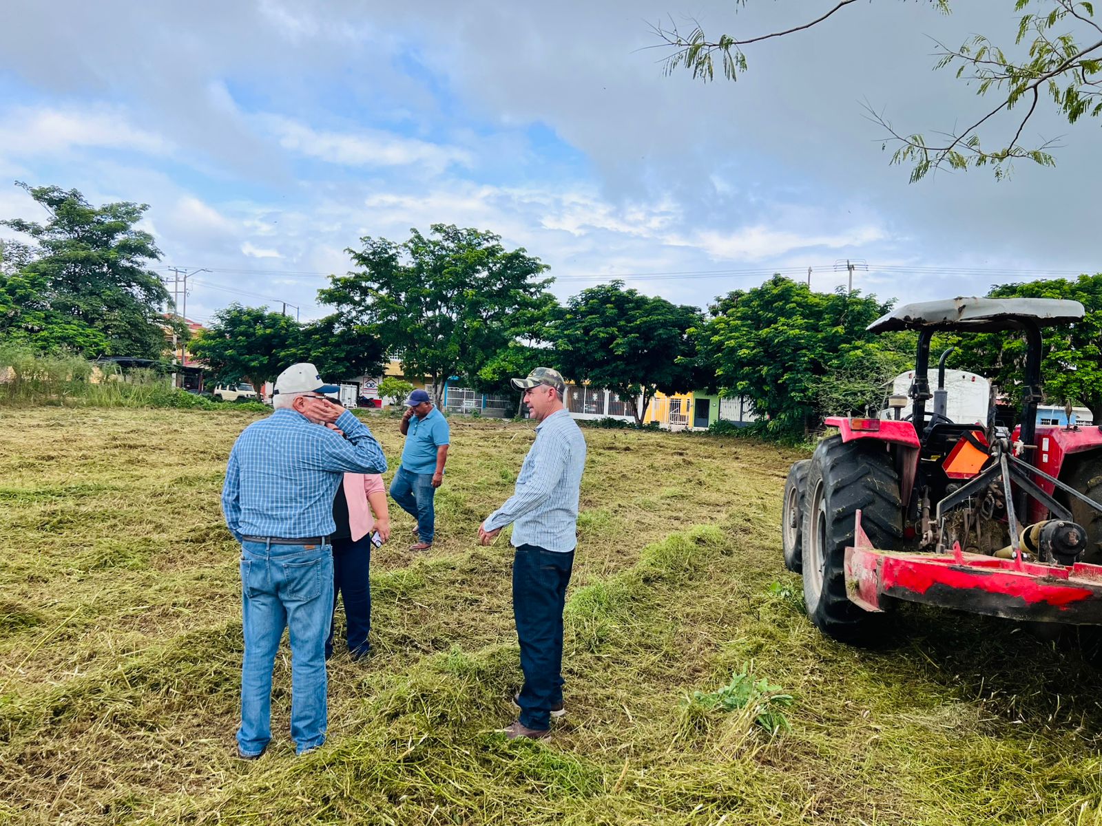 Supervisan limpieza de terreno en Escuinapa, Sinaloa