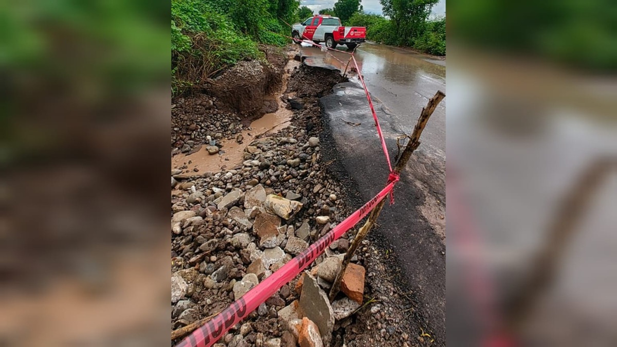 Lluvias en Mocorito, Sinaloa, provocan socavón en carretera a Rosa Morada