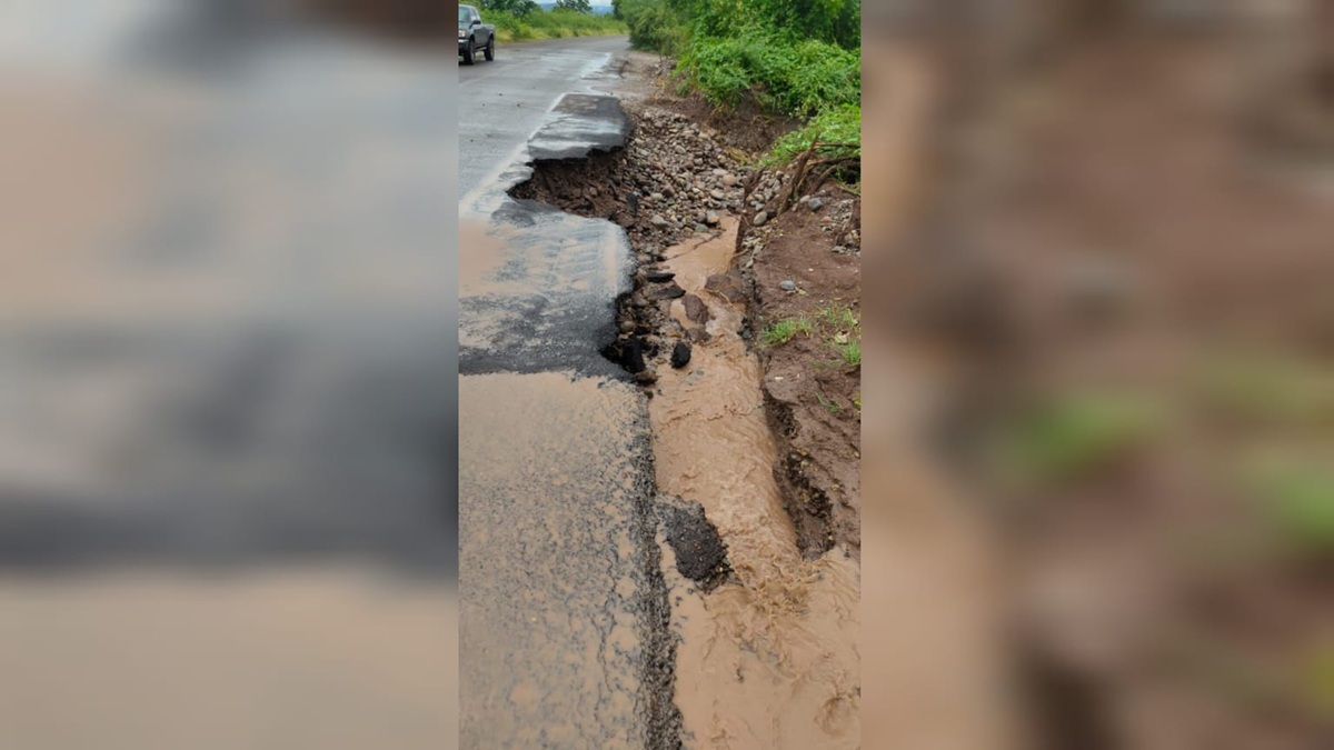 Lluvias en Mocorito, Sinaloa, provocan socavón en carretera a Rosa Morada