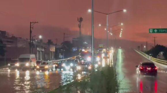 Madrugada lluviosa en Mazatlán provoca afectación vial en diferentes puntos de la ciudad