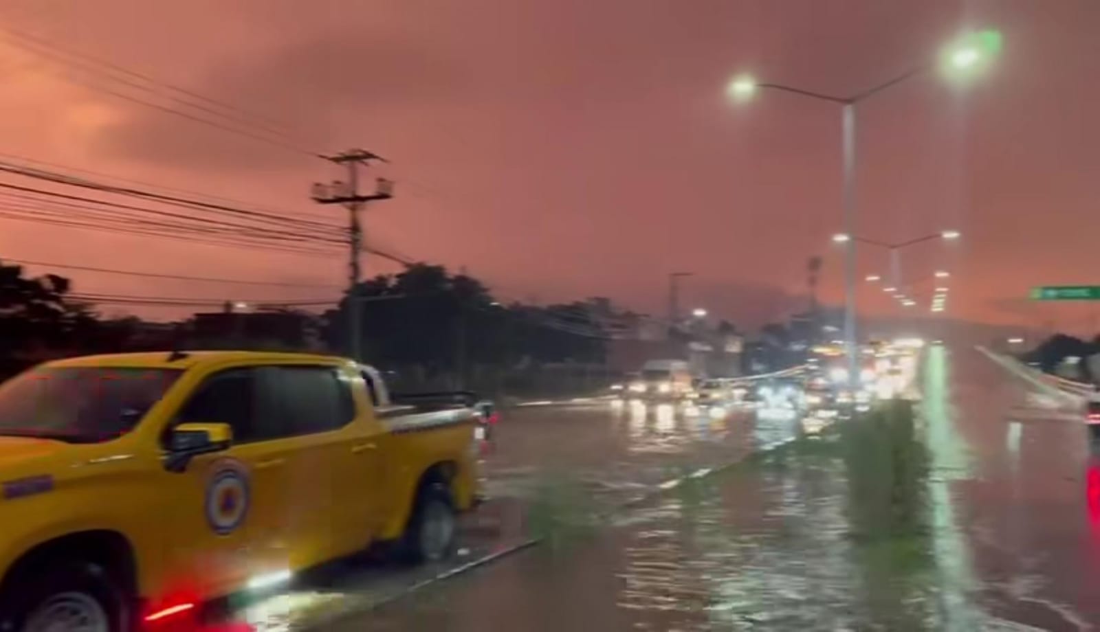 Unidad de Protección Civil circula en la lluvia