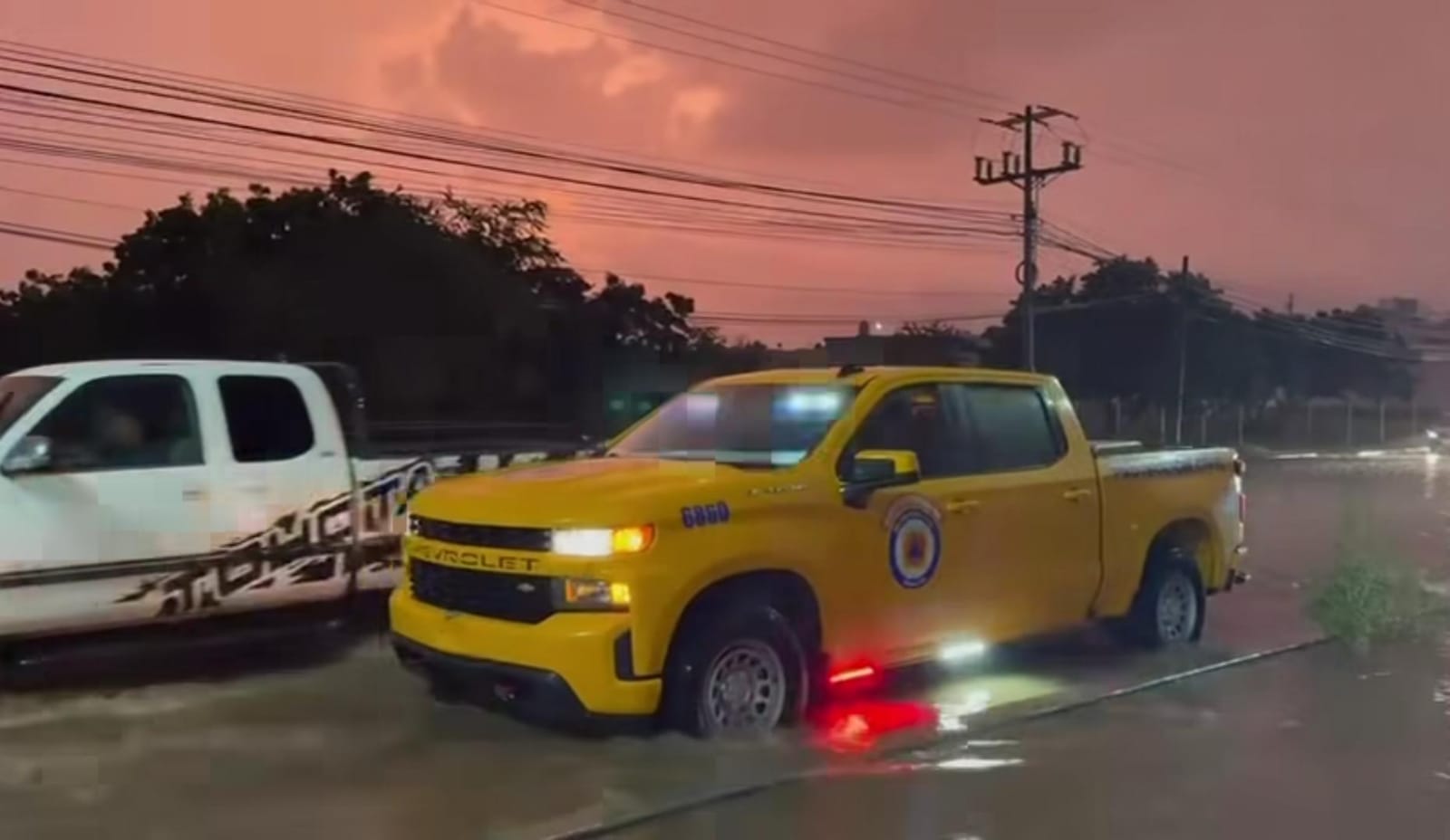 Unidad de Protección Civil circula en la lluvia