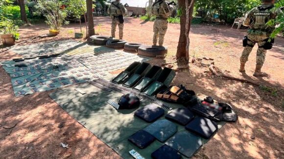 Ejército asegura armas, municiones y equipo táctico en la sindicatura de Tepuche, Culiacán, Sinaloa