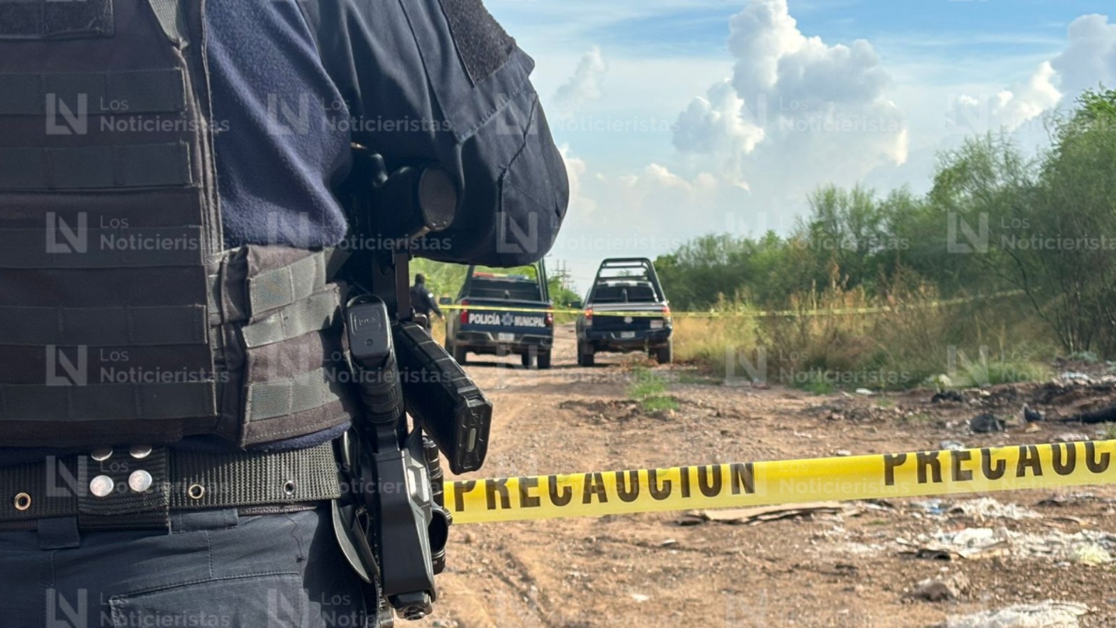 Elementos de seguridad resguardan lugar donde un hombre fue encontrado sin vida en Navolato, Sinaloa