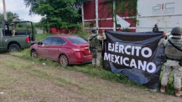 En un auto estacionado, militares aseguran ponchallantas en Culiacán