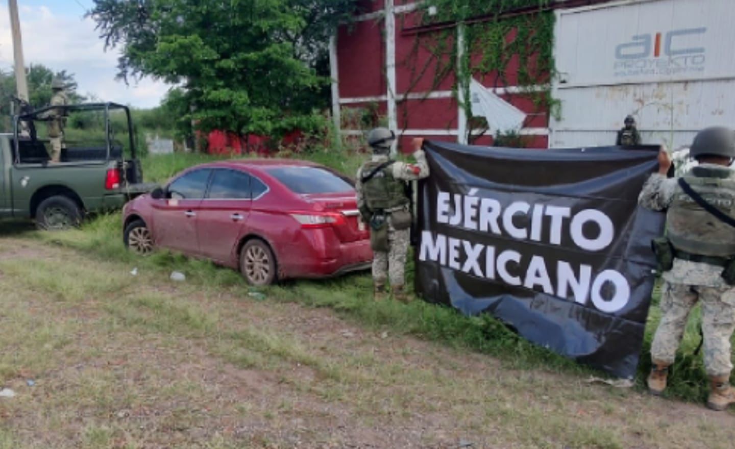 los ponchallantas y el auto asegurado fueron turnados a la autoridad