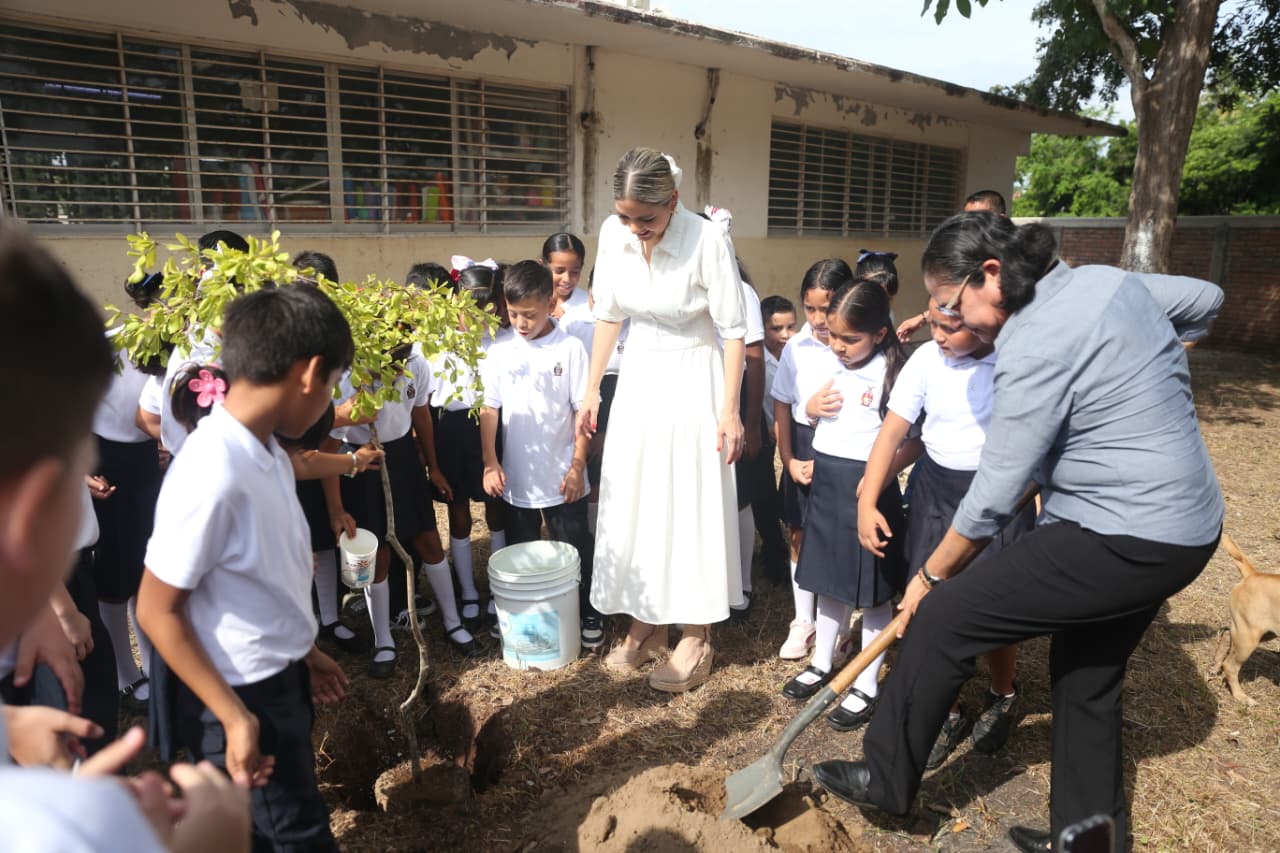 La presidenta Municipal, Estrella Palacios Domínguez encabezó el Lunes Cívico durante el regreso a clases