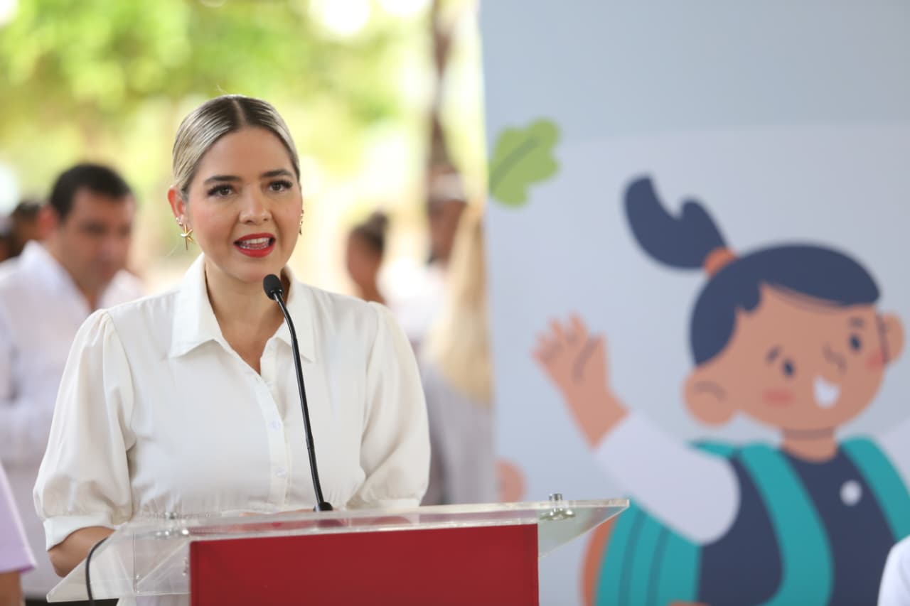 La presidenta Municipal, Estrella Palacios Domínguez encabezó el Lunes Cívico durante el regreso a clases