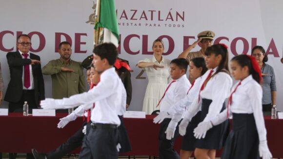 Con Lunes Cívico, Gobierno de Mazatlán arranca el ciclo escolar 2025-2026 en la primaria ‘Ramón López Velarde’