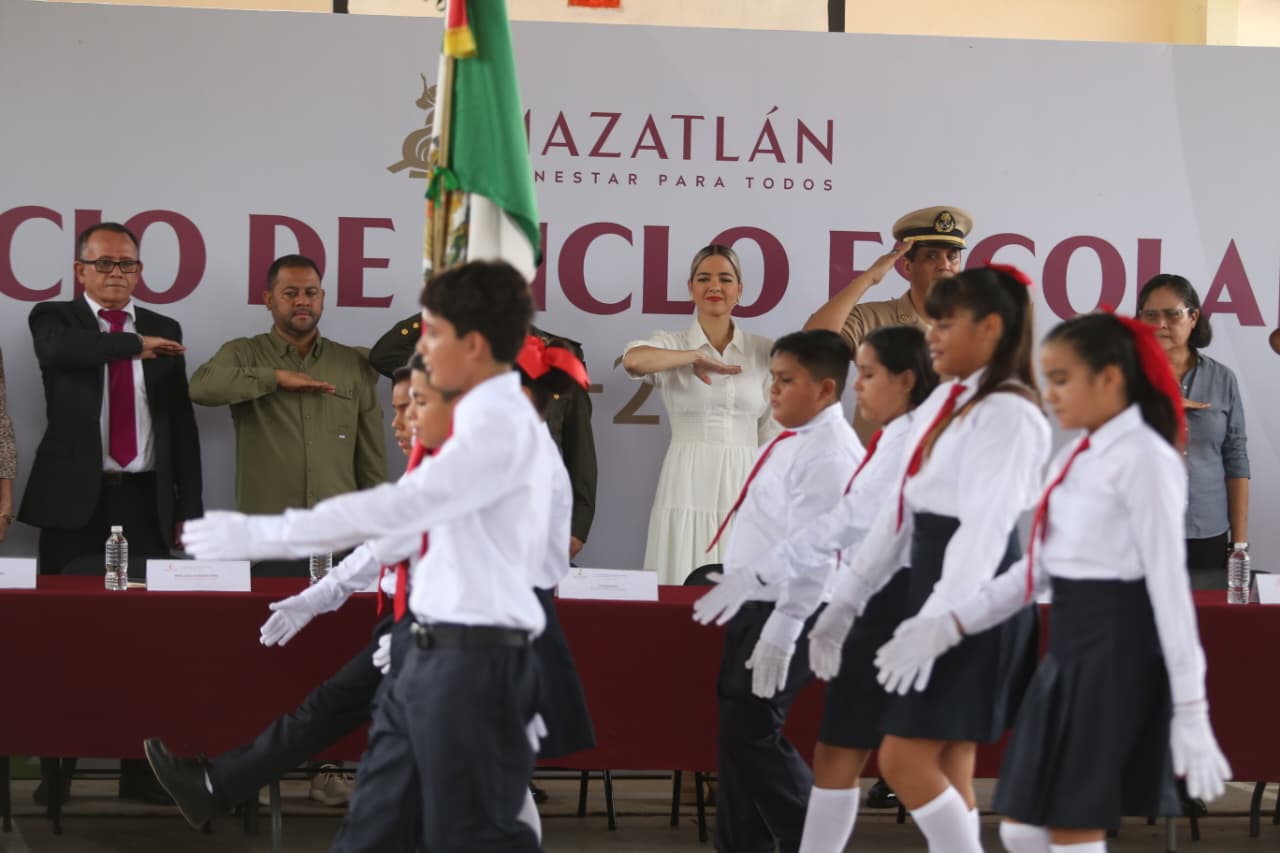 La presidenta Municipal, Estrella Palacios Domínguez encabezó el Lunes Cívico durante el regreso a clases