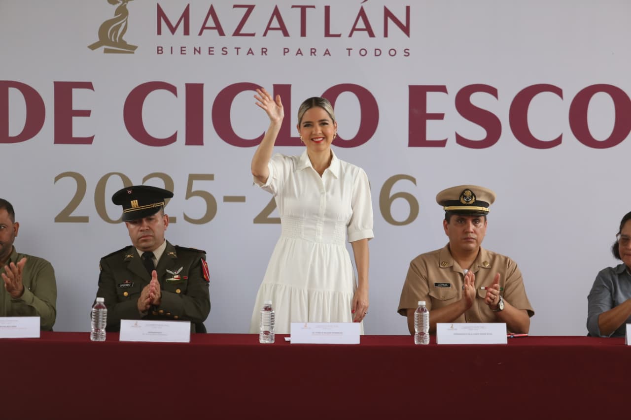 La presidenta Municipal, Estrella Palacios Domínguez encabezó el Lunes Cívico durante el regreso a clases