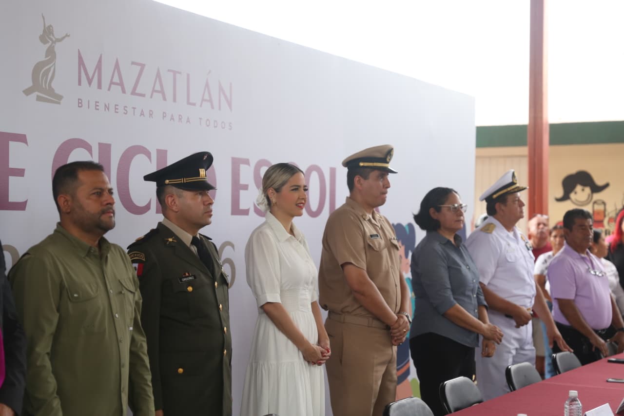 La presidenta Municipal, Estrella Palacios Domínguez encabezó el Lunes Cívico durante el regreso a clases