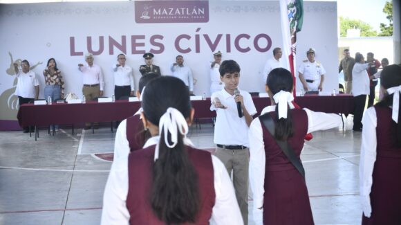 Llevan el Lunes Cívico a la Secundaria Bicentenario de la Independencia, en Villas del Sol de Mazatlán, Sinaloa