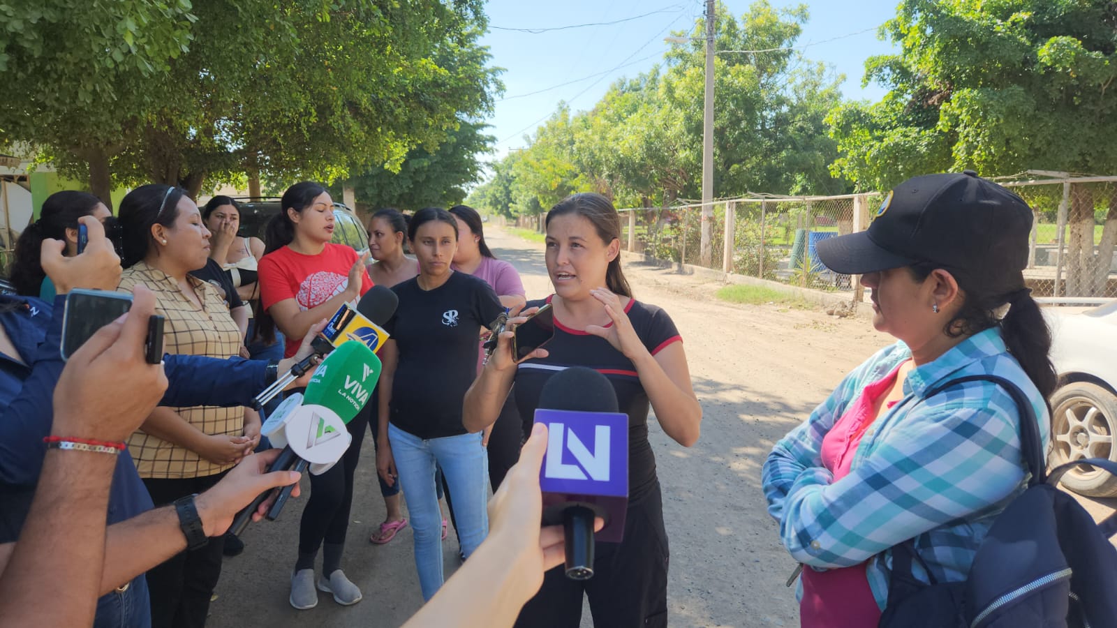 madres de familia toman escuela en caimanero