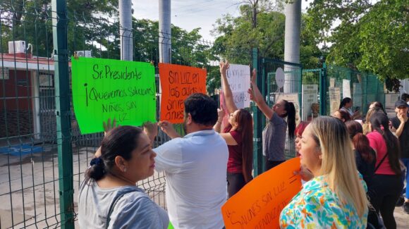 Padres se manifiestan en primaria Miguel Hidalgo por falta de energía en la Scally, Los Mochis, Sinaloa
