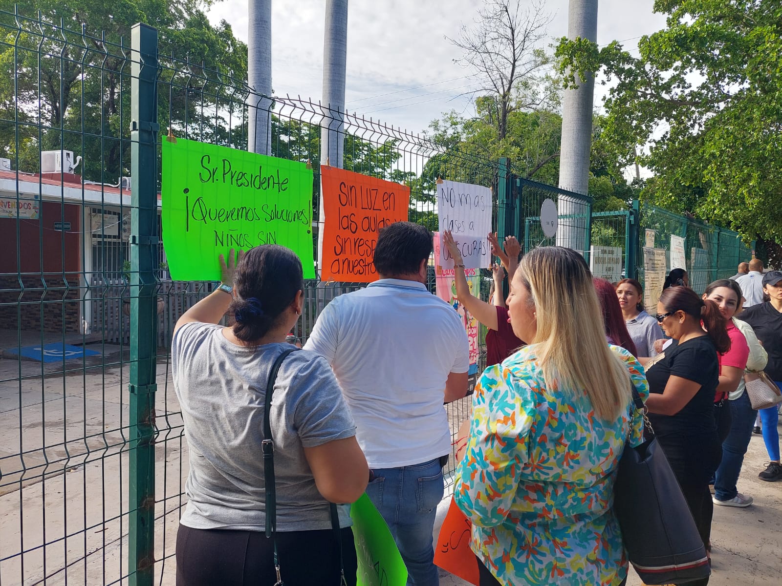 manifestacion de padres de familia en los mochis