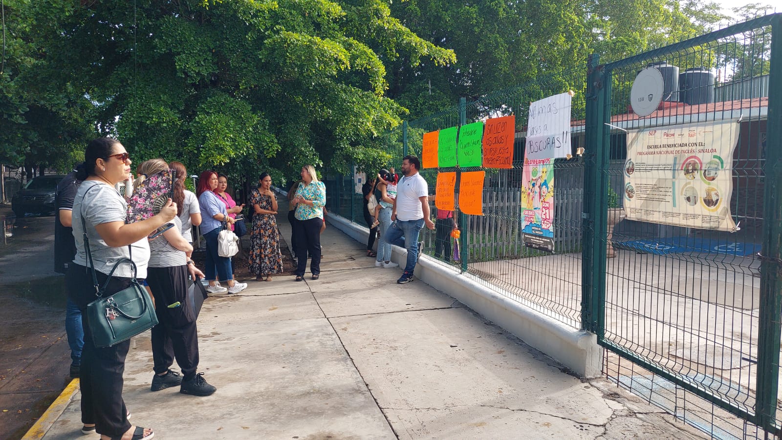 manifestacion de padres de familia en los mochis