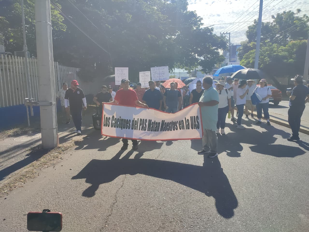 maestros activos y jubilados de la Universidad Autónoma de Sinaloa en manifestación