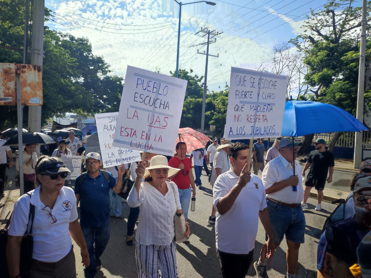 maestros activos y jubilados de la Universidad Autónoma de Sinaloa en manifestación