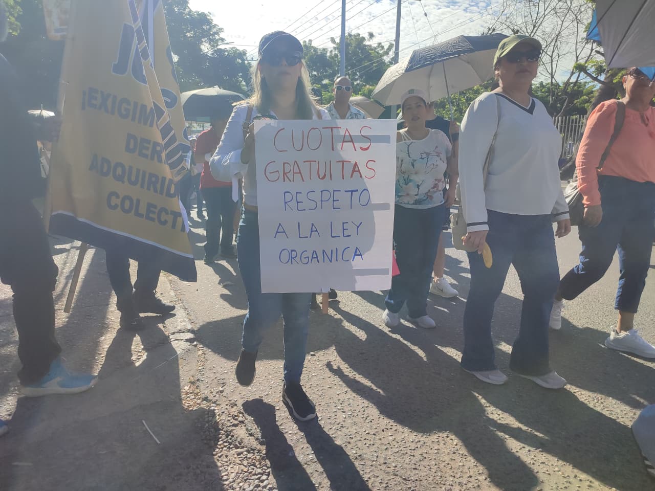maestros activos y jubilados de la Universidad Autónoma de Sinaloa en manifestación