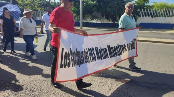 ¡Madueña respeta! Marchan en Mazatlán por desvíos financieros y represalia a derechos en la UAS