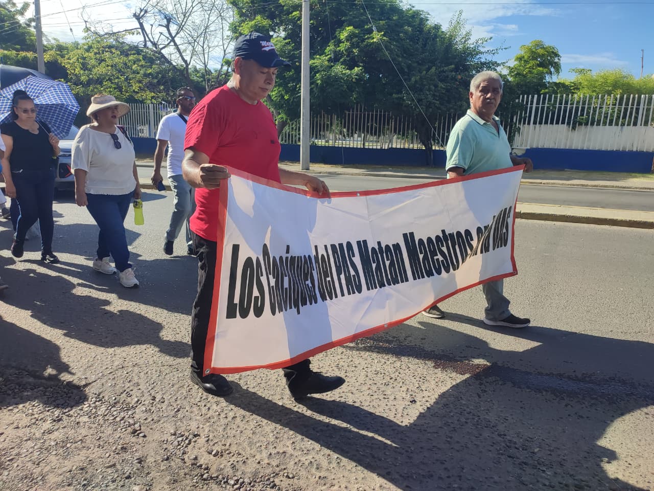 maestros activos y jubilados de la Universidad Autónoma de Sinaloa en manifestación