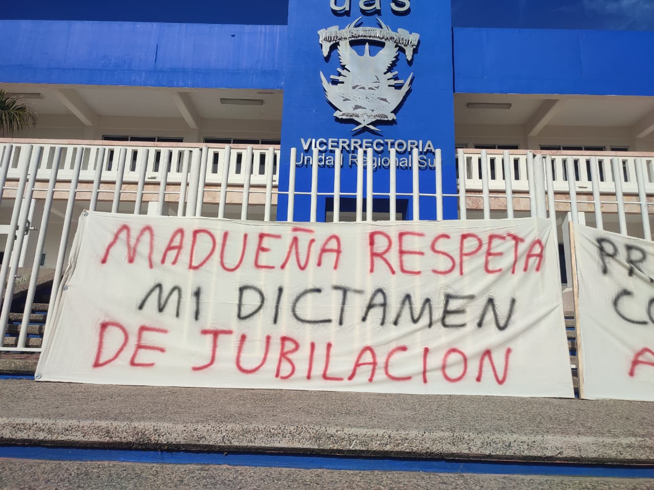 manta donde se lee: Madueña, respeta mi dictamen de jubilación