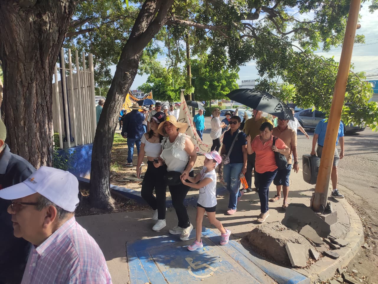 maestros activos y jubilados de la Universidad Autónoma de Sinaloa en manifestación