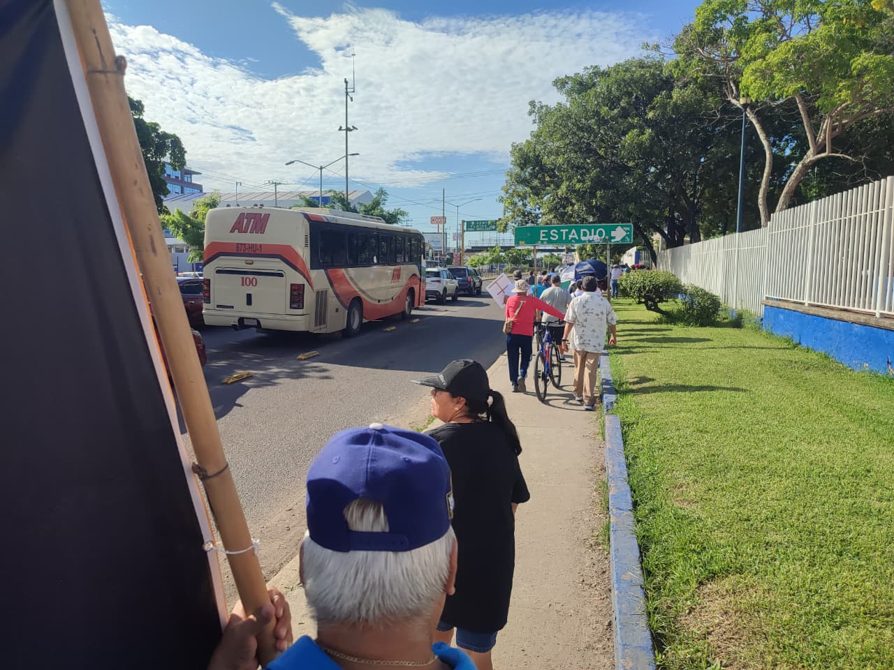 maestros activos y jubilados de la Universidad Autónoma de Sinaloa en manifestación