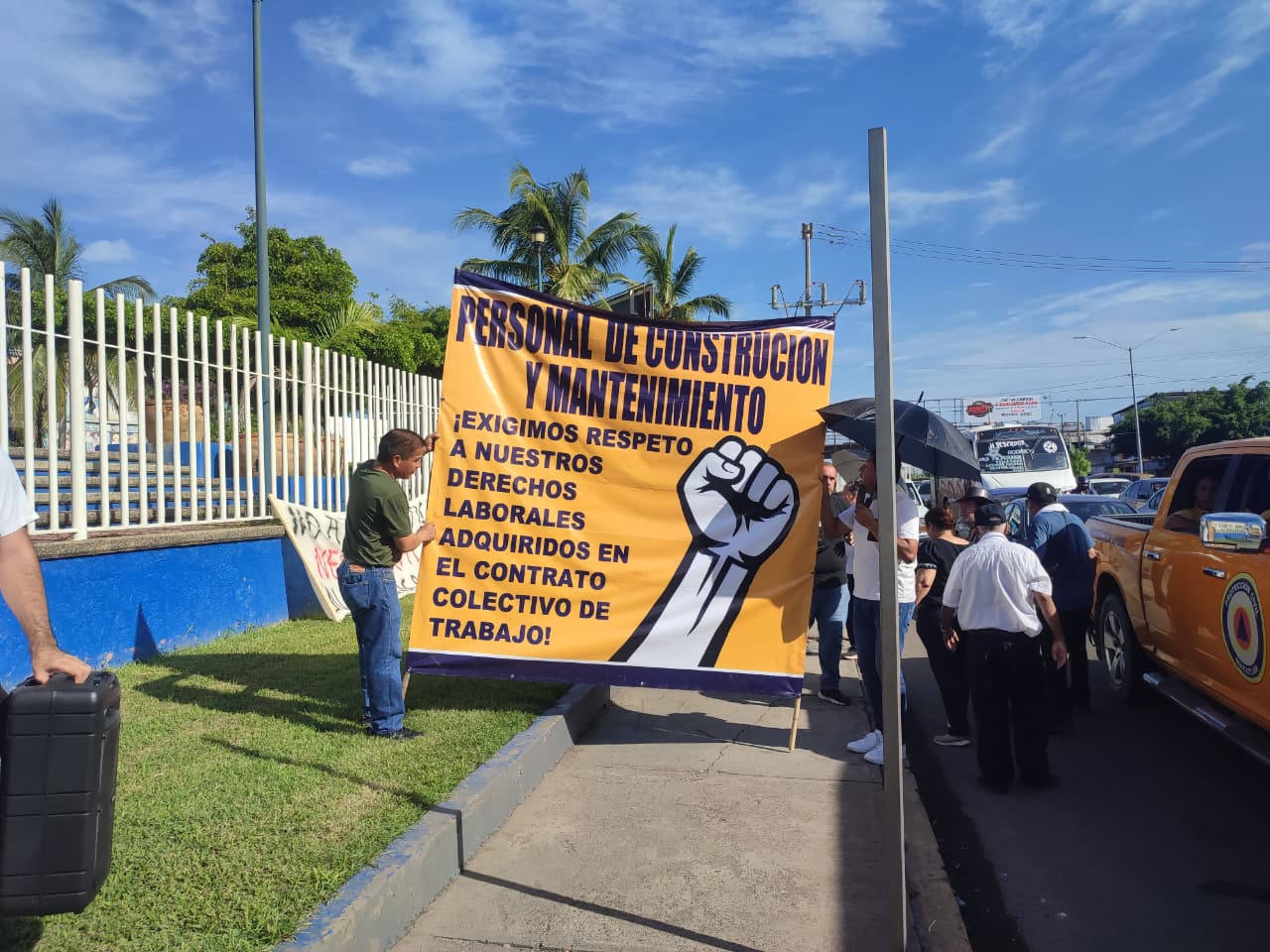 maestros activos y jubilados de la Universidad Autónoma de Sinaloa en manifestación