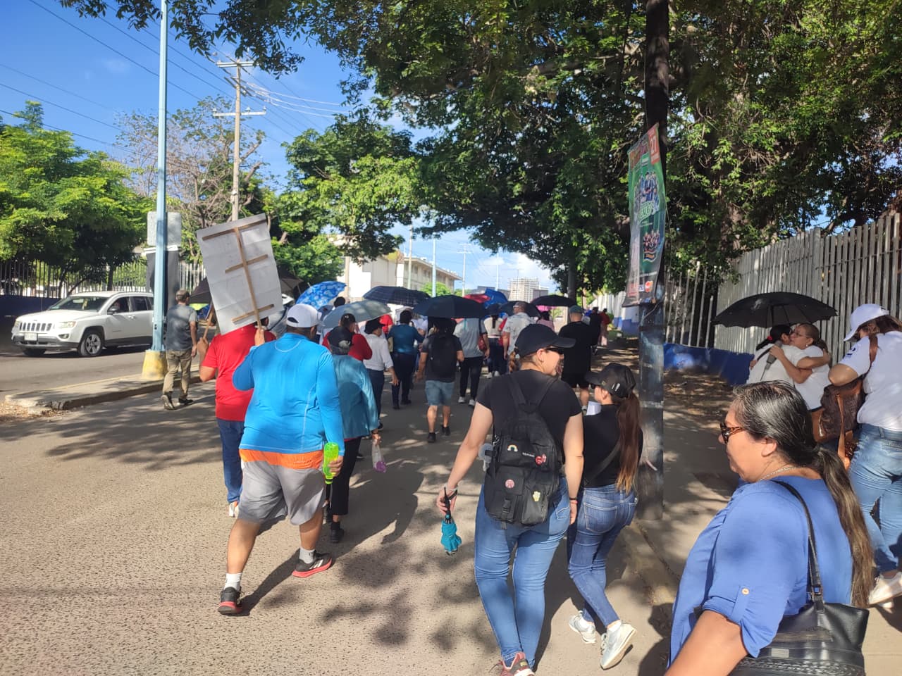 maestros activos y jubilados de la Universidad Autónoma de Sinaloa en manifestación