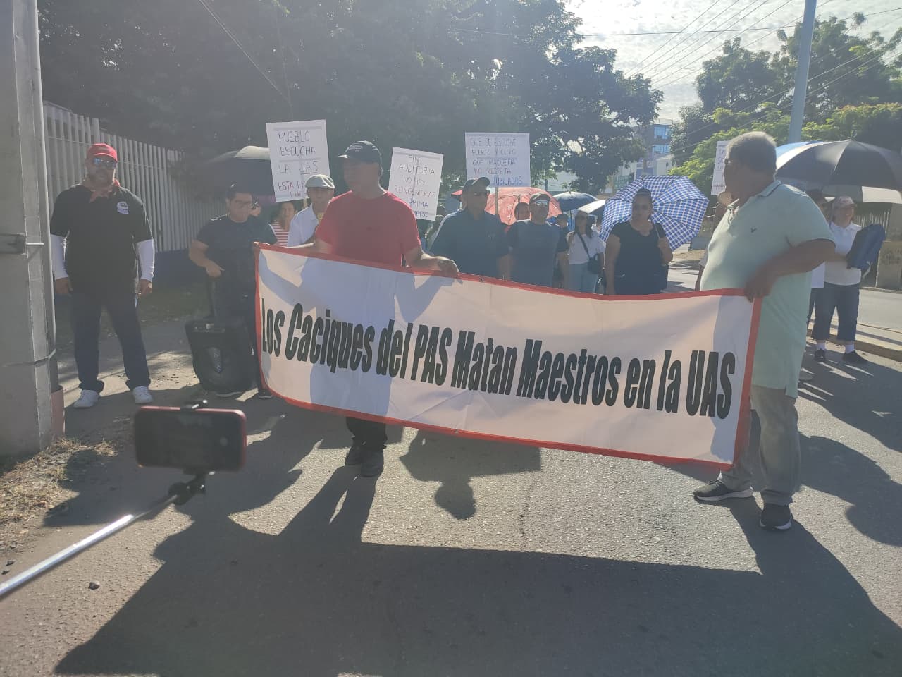 maestros activos y jubilados de la Universidad Autónoma de Sinaloa en manifestación