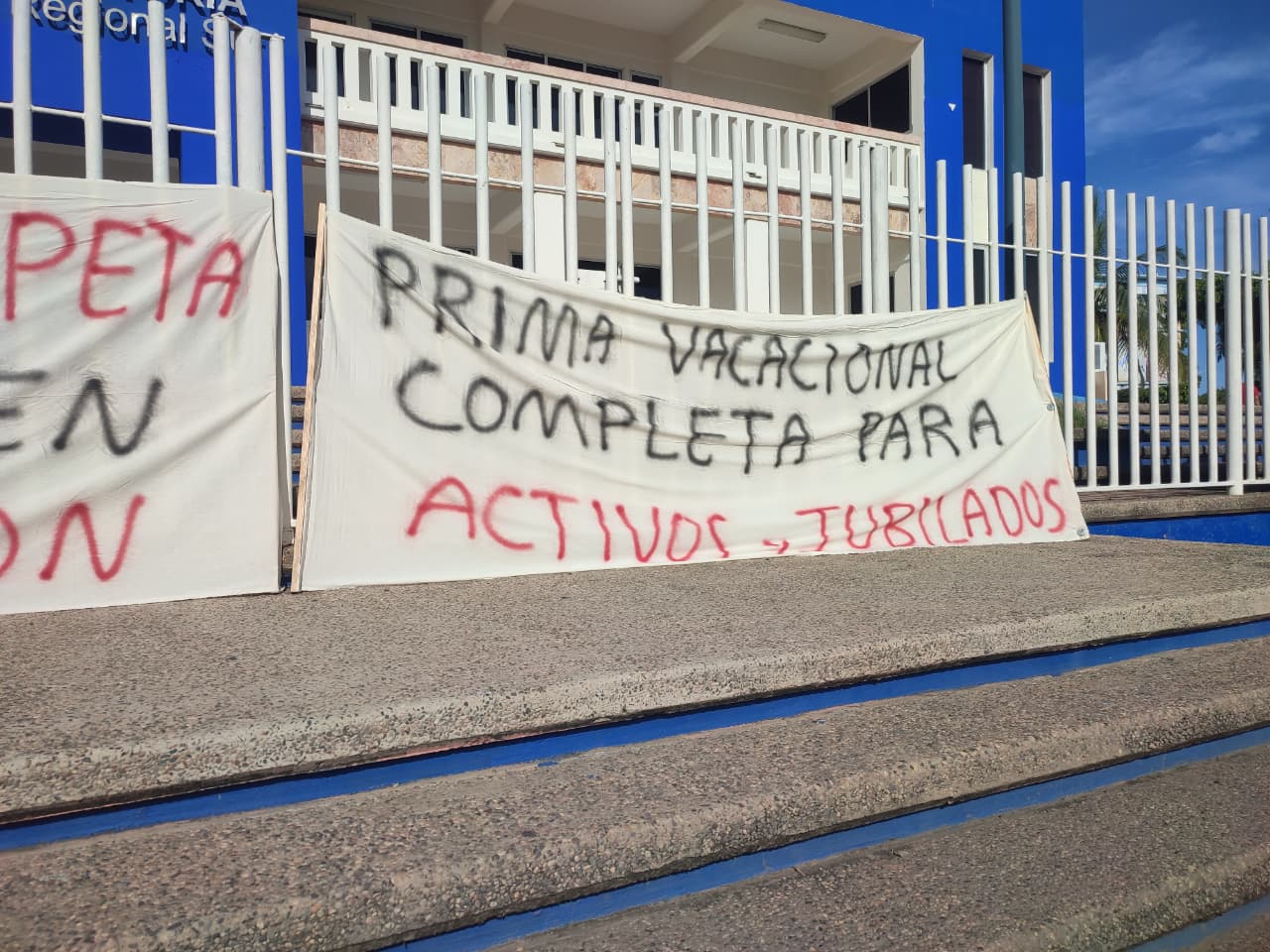 manta donde se lee: Prima vacacional completa para activos y jubilados