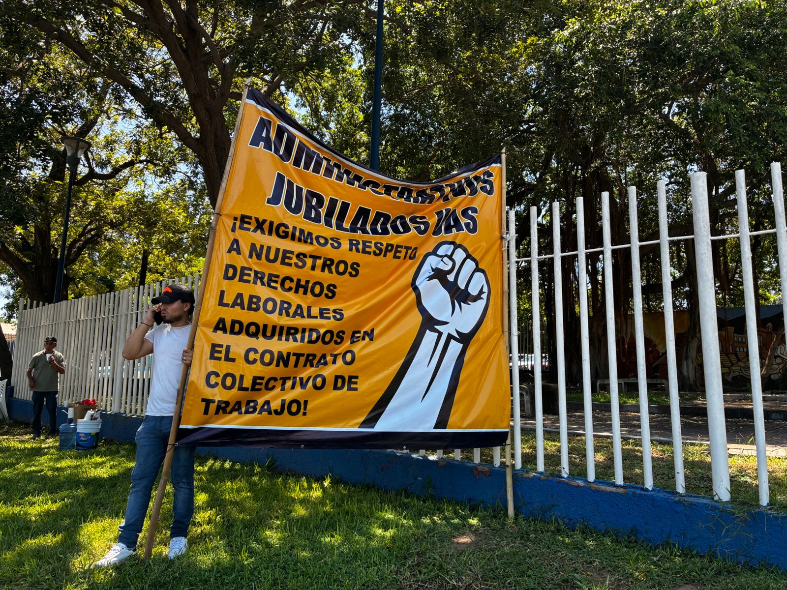 manifestación de maestros jubilados de la UAS en Mazatlán