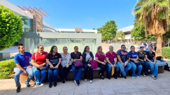 Padres de familia y maestros de Villa Juárez, Navolato se manifiesta en la SEPyC exigen clases virtuales ante inseguridad