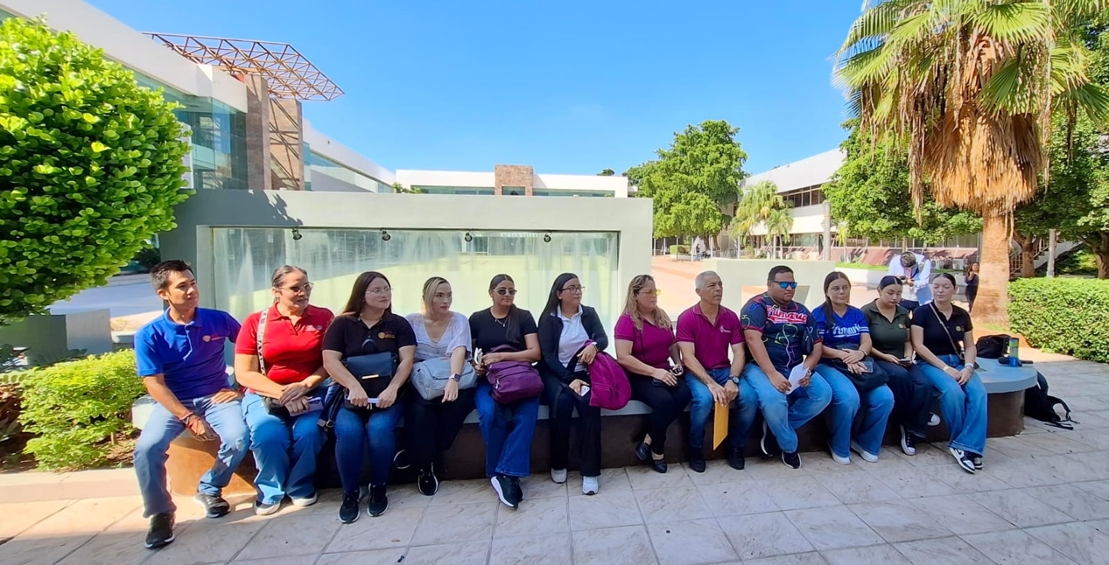 Padres de familia y maestros de las escuelas primarias y secundarias de la sindicatura de Villa Juárez, correspondiente al municipio de Navolato, se manifestaron este jueves en la Secretaría de Educación Pública y Cultura