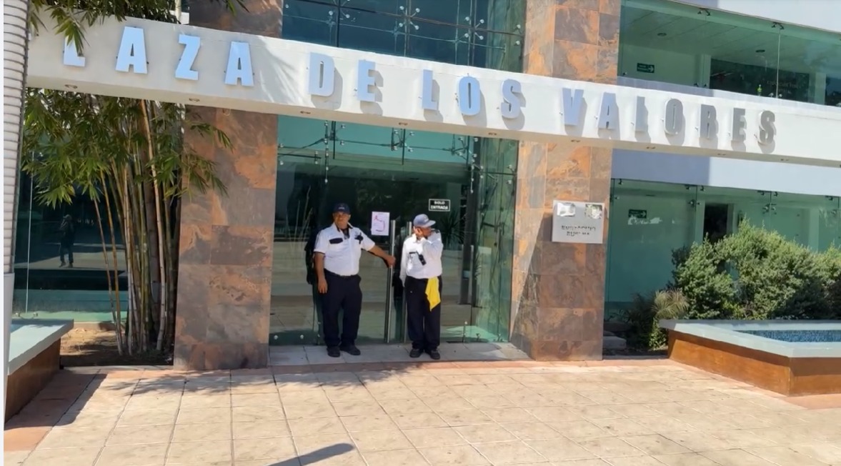 Padres de familia y maestros de las escuelas primarias y secundarias de la sindicatura de Villa Juárez, correspondiente al municipio de Navolato, se manifestaron este jueves en la Secretaría de Educación Pública y Cultura