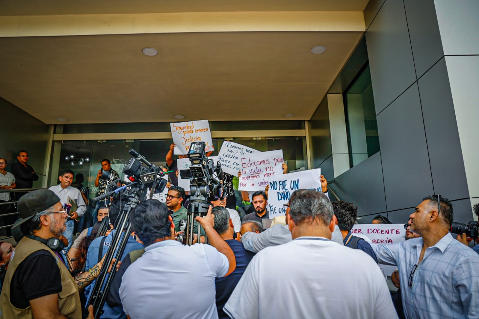 Manifestantes caso maestra Jesamel