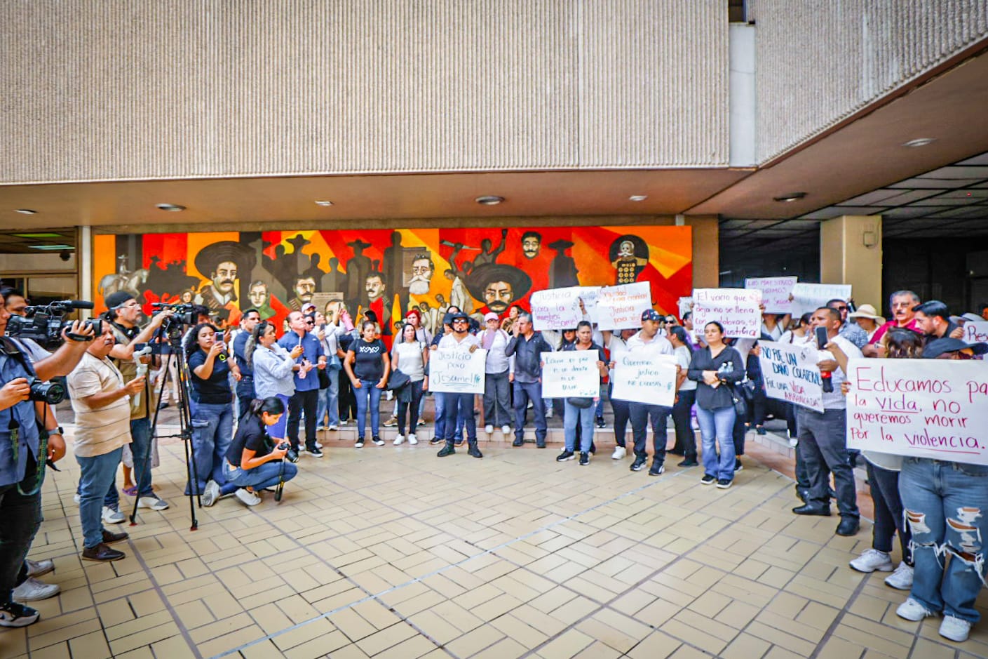 Manifestantes caso maestra Jesamel