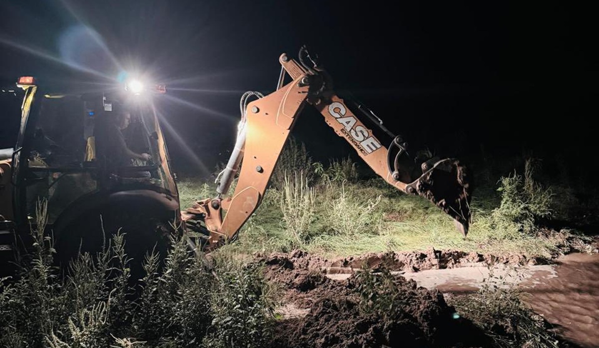 Maquinaria en reparación de carretera dañada en El Jitzamuri, Ahome