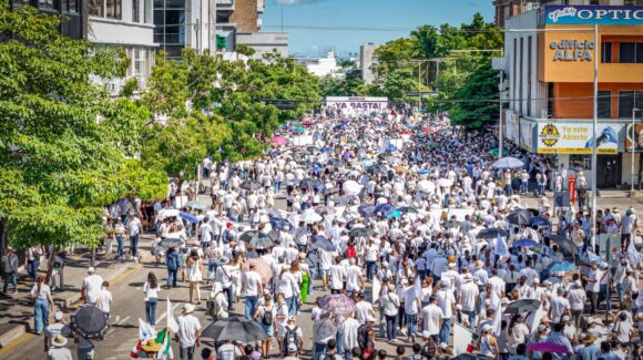 “Ya basta, exigimos paz”, miles de culiacanenses toman las calles para exigir un alto a la violencia