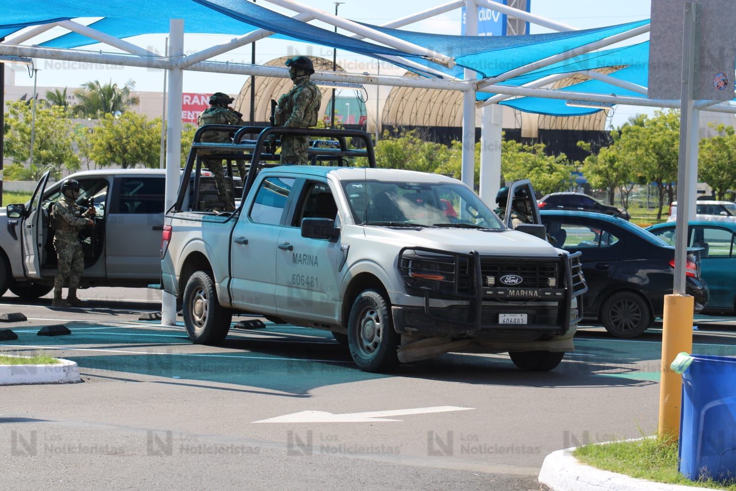 Agentes en sitio donde se registraron detonaciones en Mazatlán