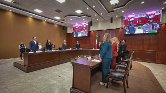 Congreso da un minuto de silencio por victimas a un año de violencia en Sinaloa