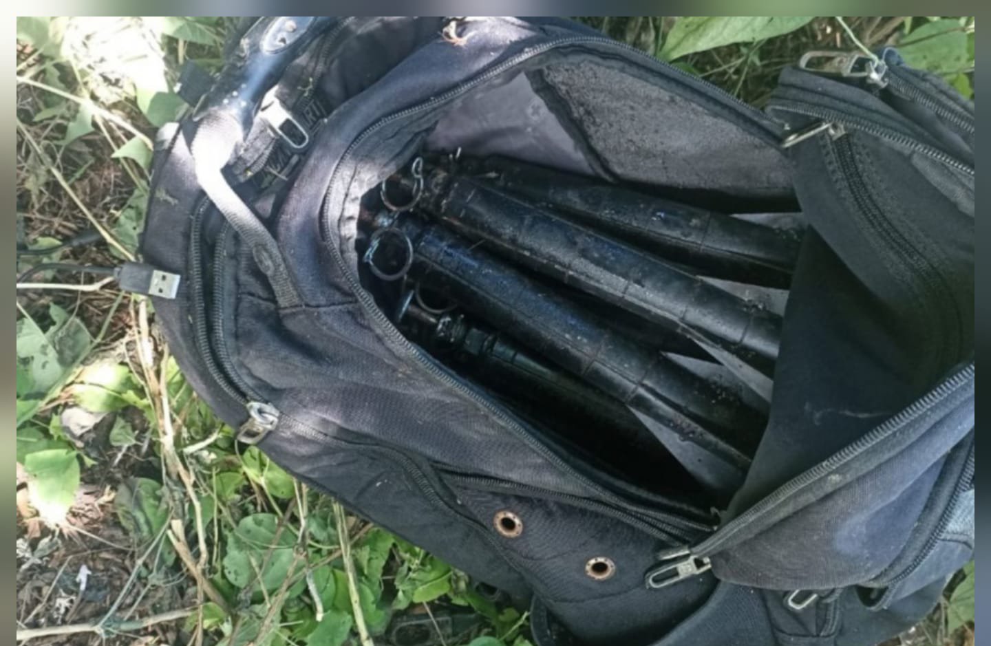 mochila con artefacto explosivo decomisado en el guasimal